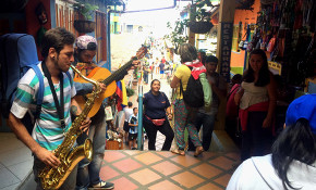 Musicos y artesanos en Guatape